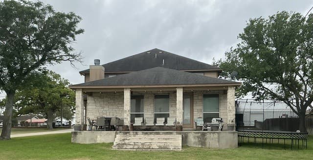 5-bedroom rental at 601 State Highway 123 in Stockdale, TX — photo 4