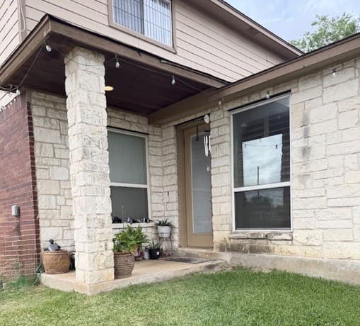 5-bedroom rental at 601 State Highway 123 in Stockdale, TX — photo 5