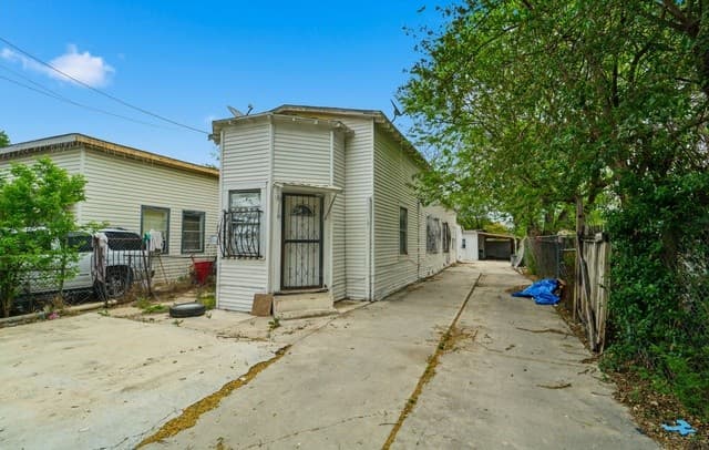 2-bedroom rental at 136 Allsup in San Antonio, TX — photo 1