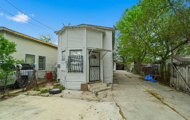2-bedroom rental at 136 Allsup in San Antonio, TX — photo 3