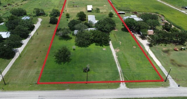 4-bedroom rental at 900 N Graytown Road in St Hedwig, TX — photo 3