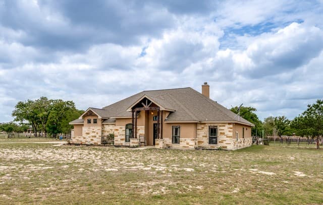 4-bedroom rental at 112 S Abrego Crossing in Floresville, TX — photo 3