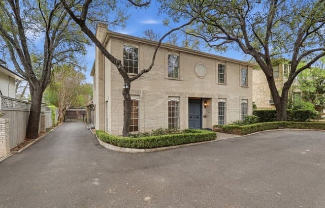 2-bedroom rental at 484 E Olmos in San Antonio, TX — photo 2