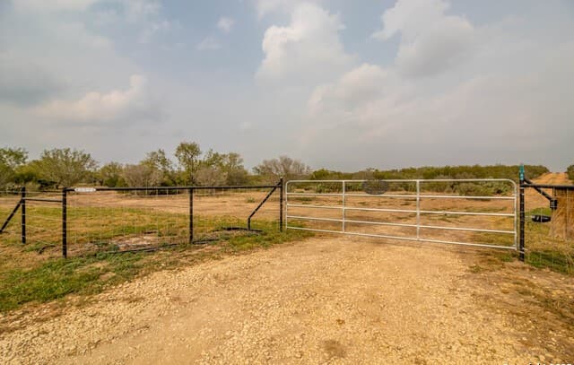 5-bedroom rental at 290 Lilly Bear Ln. in Moore, TX — photo 1