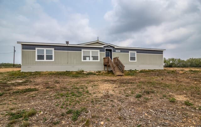 5-bedroom rental at 290 Lilly Bear Ln. in Moore, TX — photo 2