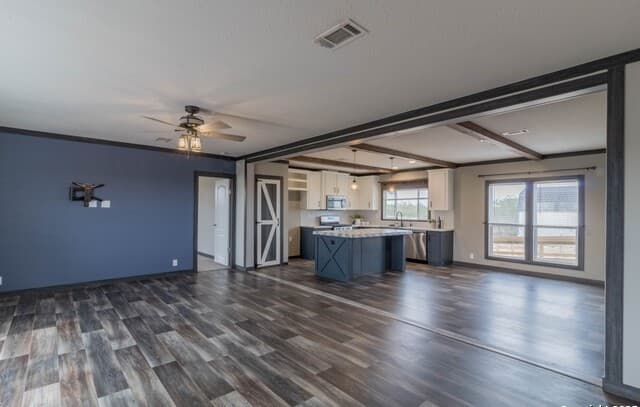 5-bedroom rental at 290 Lilly Bear Ln. in Moore, TX — photo 3