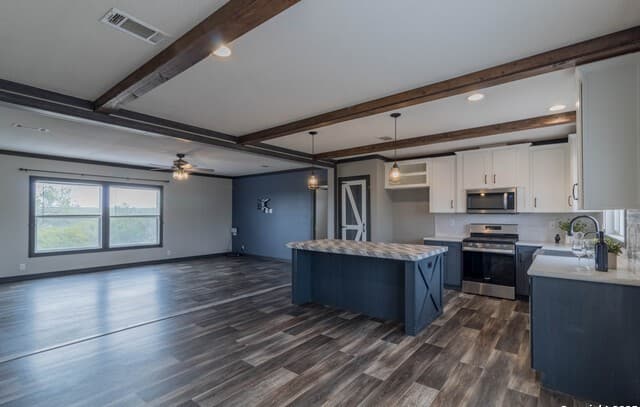 5-bedroom rental at 290 Lilly Bear Ln. in Moore, TX — photo 4