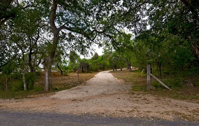 rental at 101 Alfredo in Floresville, TX — photo 1
