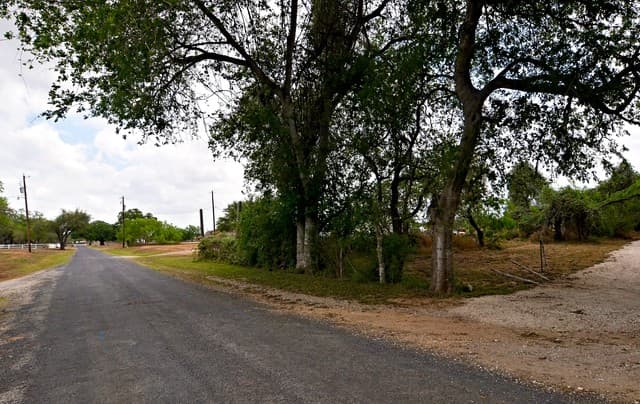 rental at 101 Alfredo in Floresville, TX — photo 2