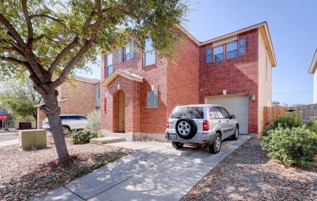 3-bedroom rental at 7 Bedford Bay in San Antonio, TX — photo 2