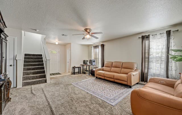 3-bedroom rental at 7 Bedford Bay in San Antonio, TX — photo 4