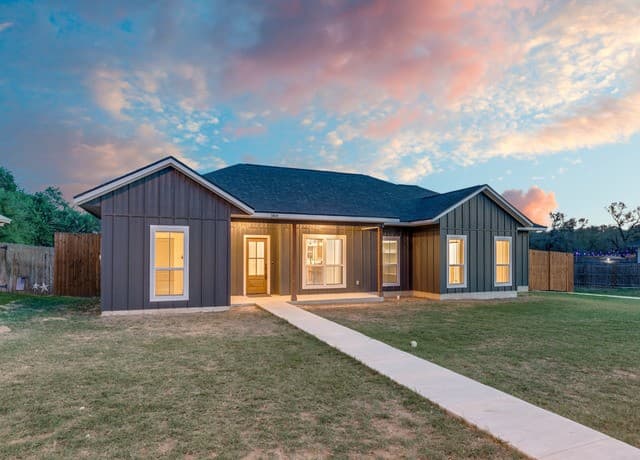 3-bedroom rental at 1015 Timbercrest in Pleasanton, TX — photo 1