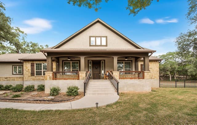 4-bedroom rental at 663 Pr 1712 in Mico, TX — photo 2
