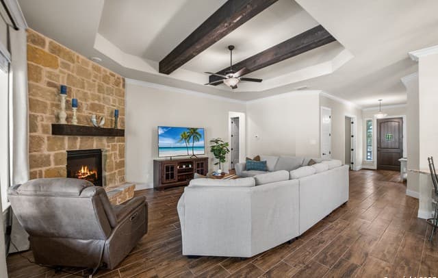 4-bedroom rental at 663 Pr 1712 in Mico, TX — photo 5