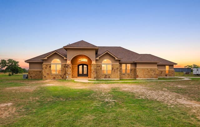 4-bedroom rental at 15820 Fm 539 in La Vernia, TX — photo 2