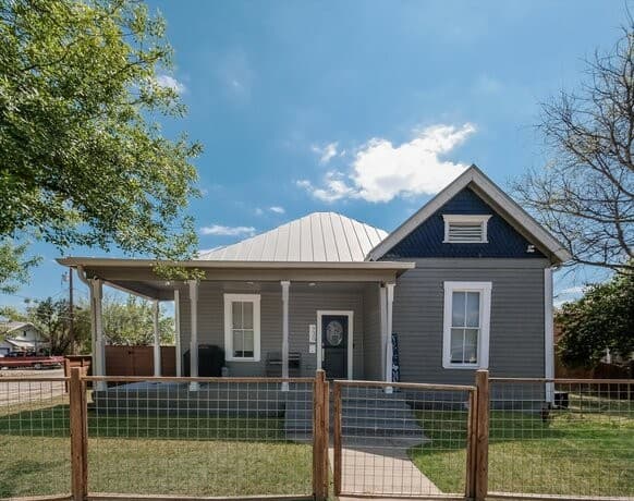 3-bedroom rental at 930 Hays in San Antonio, TX — photo 2
