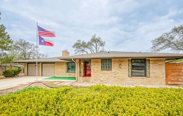 3-bedroom rental at 245 Windcrest Dr in Windcrest, TX — photo 1