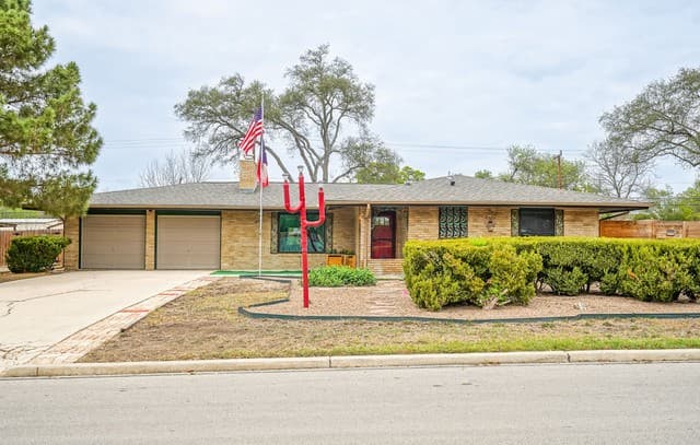 3-bedroom rental at 245 Windcrest Dr in Windcrest, TX — photo 2