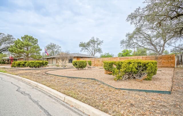 3-bedroom rental at 245 Windcrest Dr in Windcrest, TX — photo 3