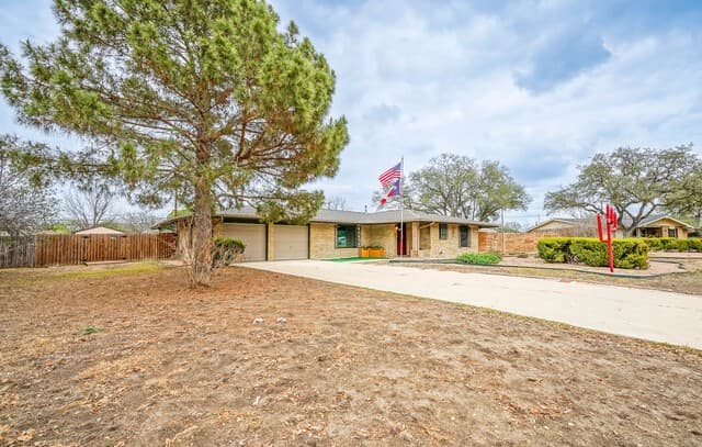 3-bedroom rental at 245 Windcrest Dr in Windcrest, TX — photo 4