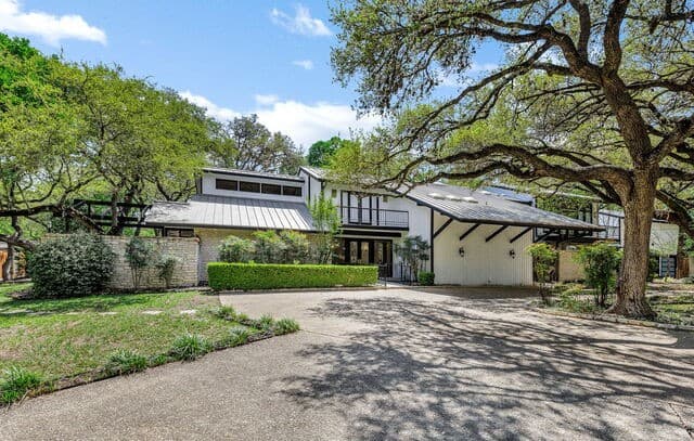 5-bedroom rental at 13010 George in San Antonio, TX — photo 1