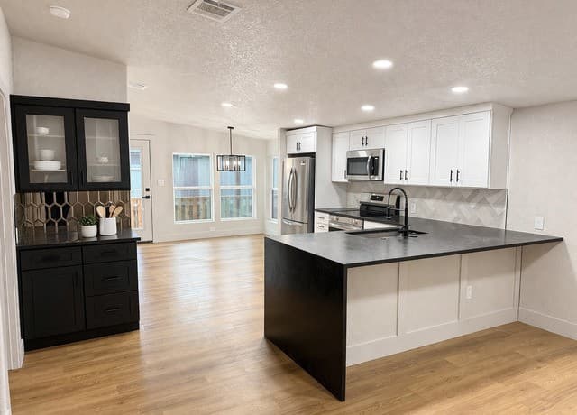 3-bedroom rental at 12140 Eidelweiss Dr in LaCoste, TX — photo 5