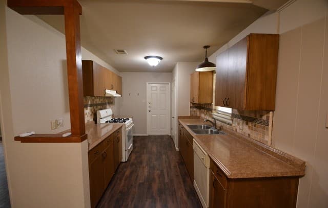 3-bedroom rental at 823 Highgate in Universal City, TX — photo 4