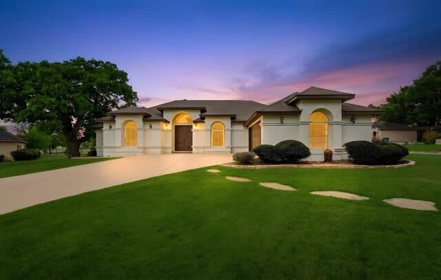 3-bedroom home for sale at 101 Lynx in Devine TX