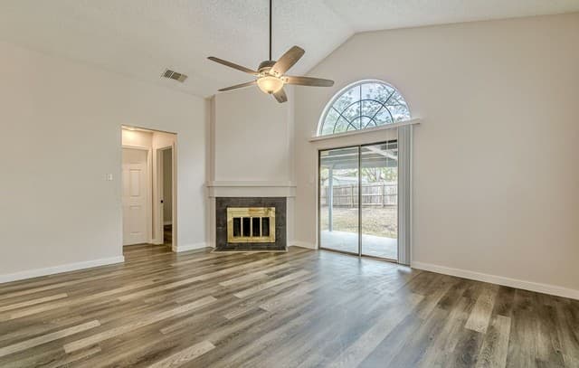 3-bedroom rental at 8023 Copper Trail in San Antonio, TX — photo 4