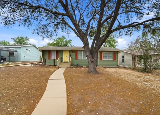 3-bedroom rental at 318 Blakeley in San Antonio, TX — photo 1