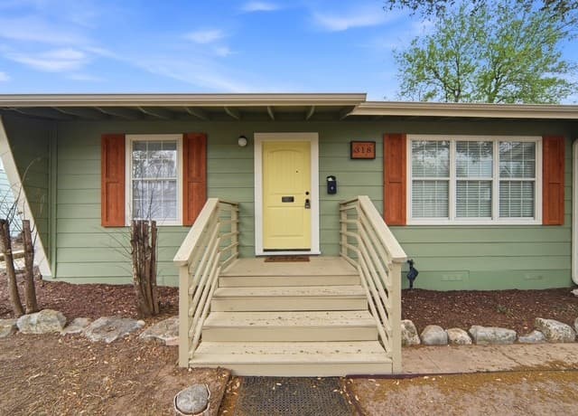 3-bedroom rental at 318 Blakeley in San Antonio, TX — photo 2