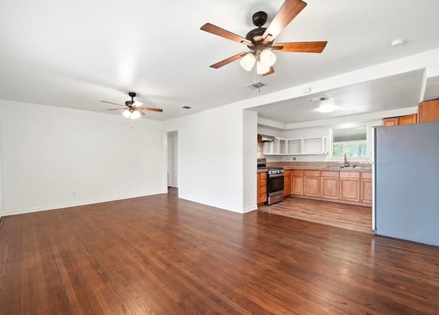 3-bedroom rental at 318 Blakeley in San Antonio, TX — photo 3