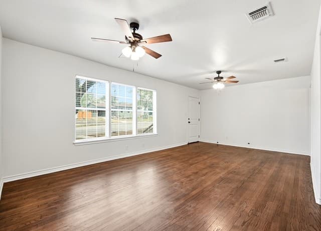 3-bedroom rental at 318 Blakeley in San Antonio, TX — photo 4
