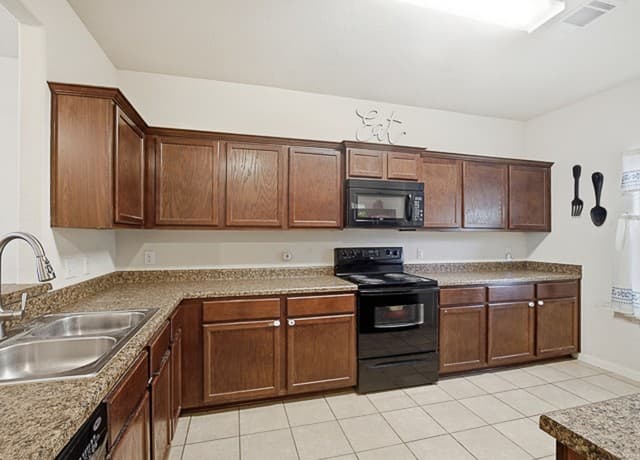 5-bedroom rental at 11758 Luckey in San Antonio, TX — photo 4