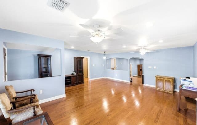 3-bedroom rental at 1410 Santa Anna in San Antonio, TX — photo 2