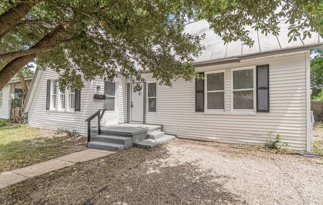 2-bedroom rental at 1913 Santa Anna in San Antonio, TX — photo 1