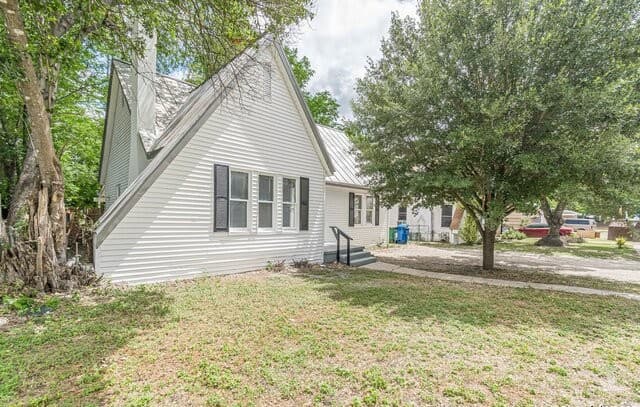 2-bedroom rental at 1913 Santa Anna in San Antonio, TX — photo 2