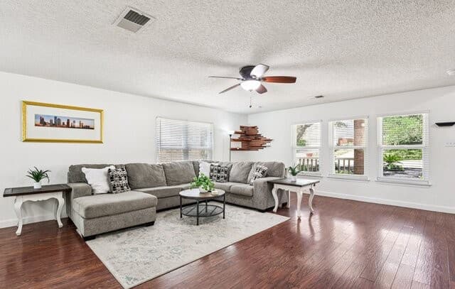 4-bedroom rental at 15840 Walnut Creek in San Antonio, TX — photo 3