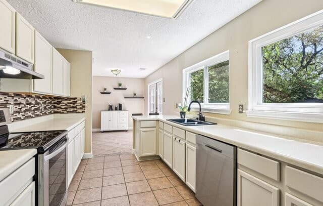 4-bedroom rental at 15840 Walnut Creek in San Antonio, TX — photo 4