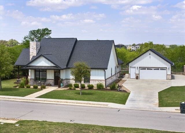 3-bedroom rental at 120 Magnolia in La Vernia, TX — photo 2