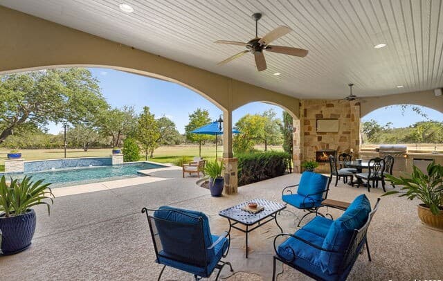 3-bedroom rental at 1994 Fm 3006 in Pleasanton, TX — photo 3