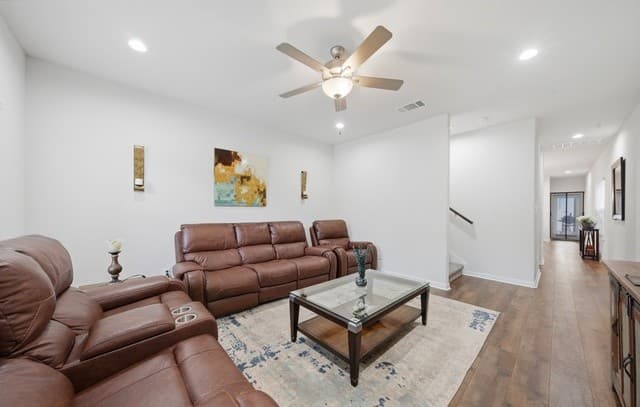 3-bedroom rental at 754 Delmar St in San Antonio, TX — photo 5