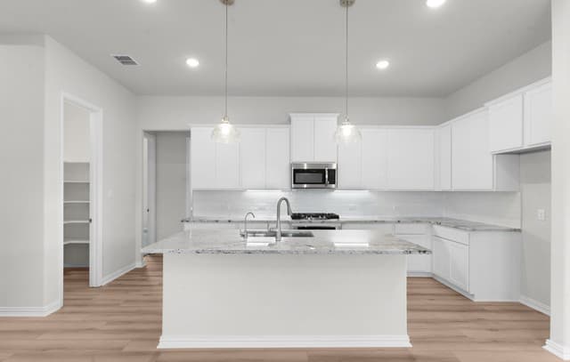 5-bedroom rental at 8051 Coral Draw in Schertz, TX — photo 4