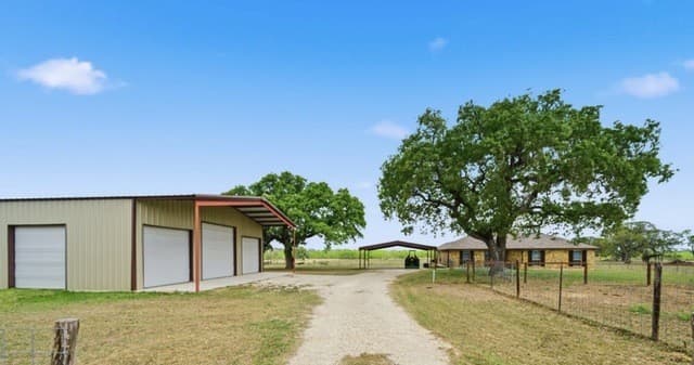4-bedroom rental at 12897 La Vernia Rd in St Hedwig, TX — photo 5
