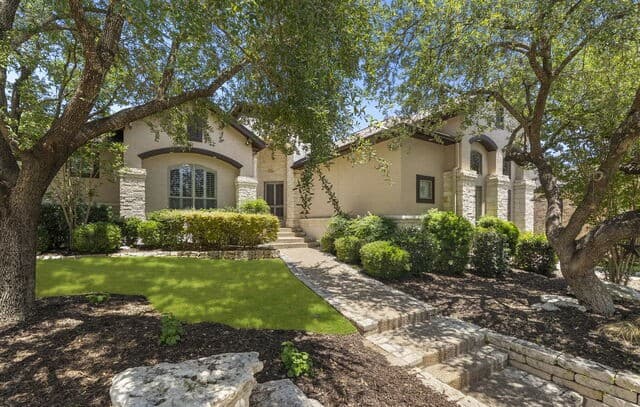 5-bedroom rental at 1911 Far Niente in San Antonio, TX — photo 2