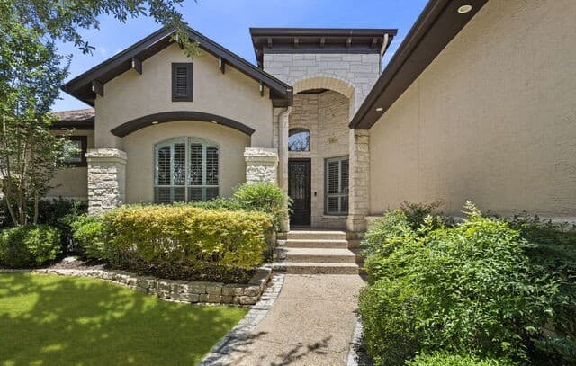 5-bedroom rental at 1911 Far Niente in San Antonio, TX — photo 3