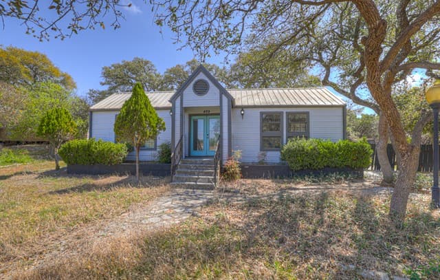 3-bedroom rental at 499 Lakeway in Spring Branch, TX — photo 2