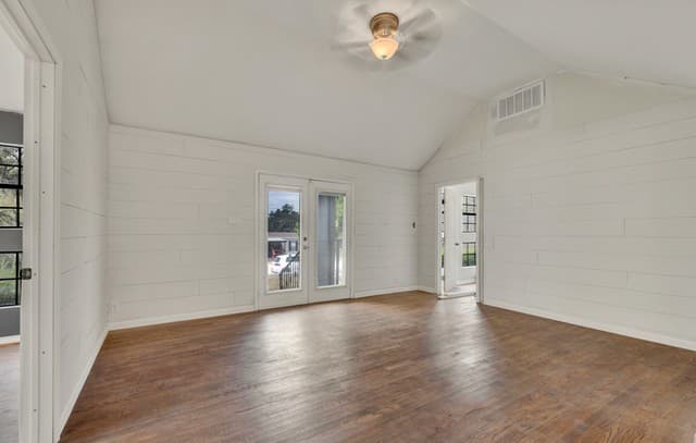 3-bedroom rental at 499 Lakeway in Spring Branch, TX — photo 4
