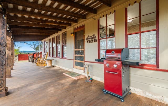 4-bedroom rental at 3499 Us Highway 290 in Fredericksburg, TX — photo 2