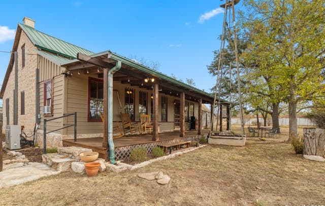 4-bedroom rental at 3499 Us Highway 290 in Fredericksburg, TX — photo 3